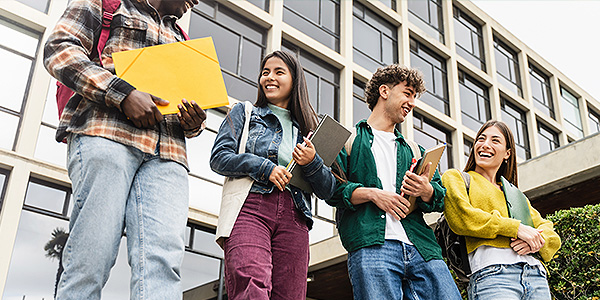 Alunos com caderno na mão entendendo mais sobre a nota do Enem. 