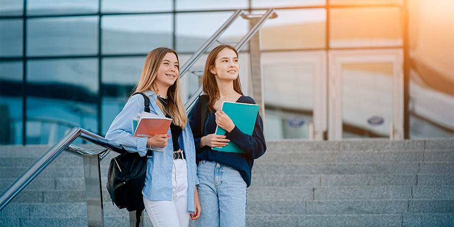 duas estudantes - Como decidir o melhor momento para o intercâmbio