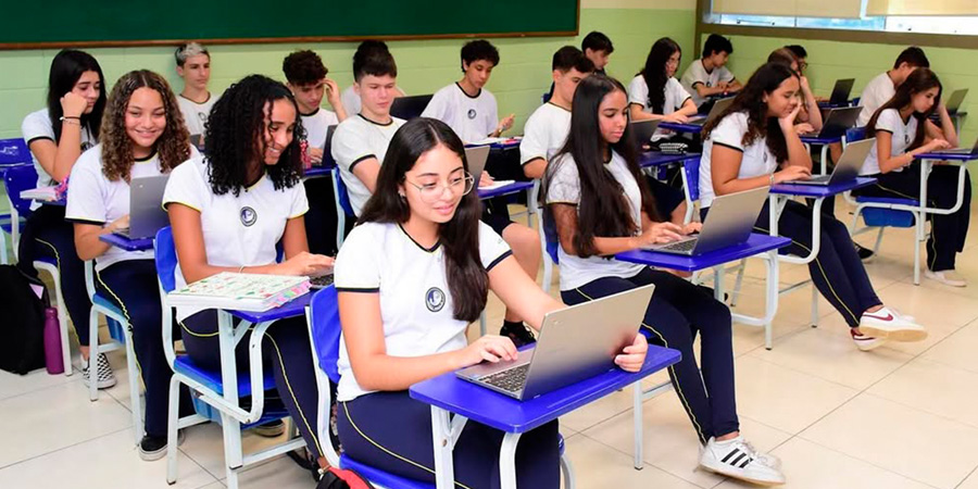 alunos em sala de aula 