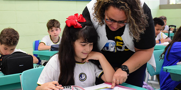 crianças brincando na aula