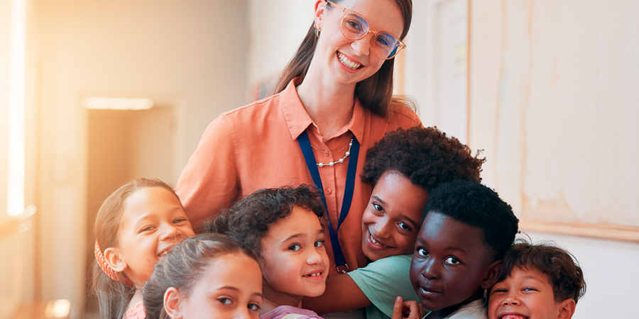 Professora abraça alunos na escola