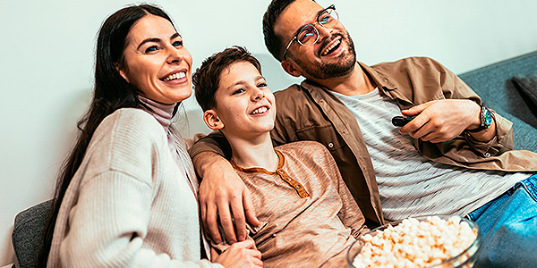 Família comendo pipoca e vendo filme 