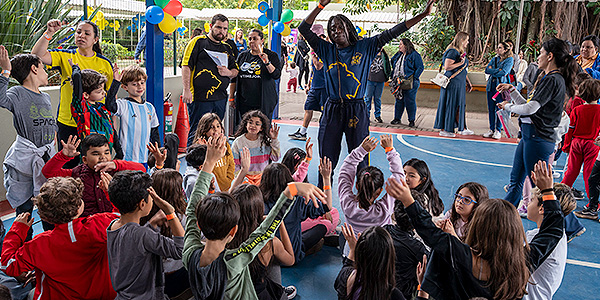 Alunos brincando no colégio