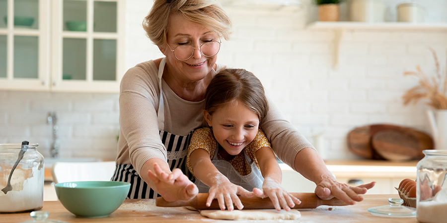 mãe e filha fazendo receita 