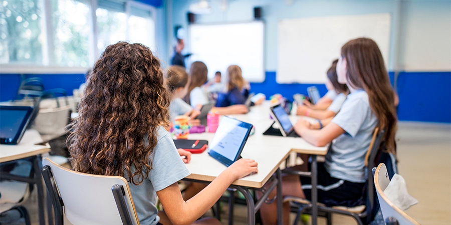 alunas em aula com tecnologia - educação digital no Colégio João Paulo I  