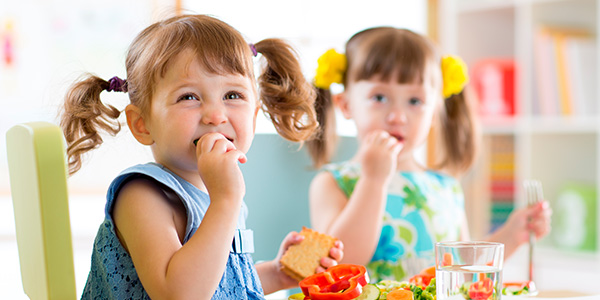 duas meninas comendo lanche saudável