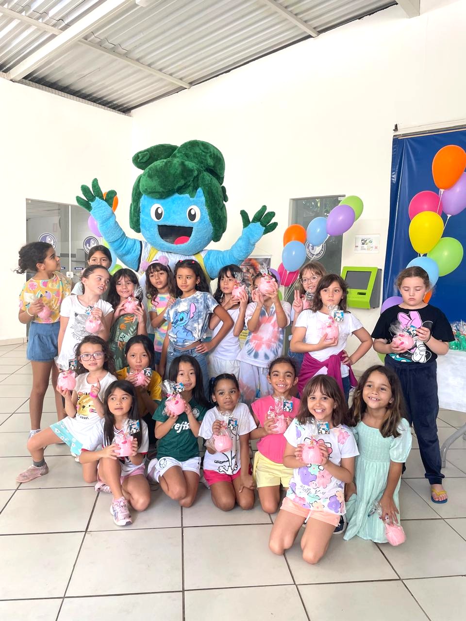 Alunas de pijama no saguão da escola