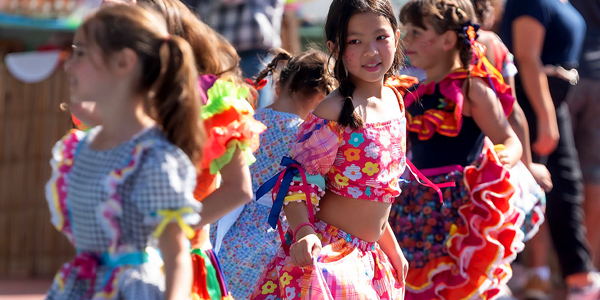 Alunos do Colégio João Paulo I trajados dançam quadrinha na Festa Junina de 2024.