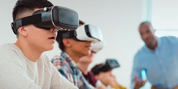 Menino usa óculos de realidade virtual e gamificação é tema recorrente nas escolas. 