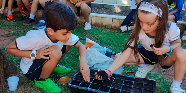 menino e menina plantando 