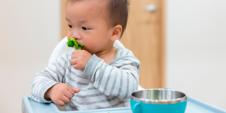 Bebê comendo brócolis