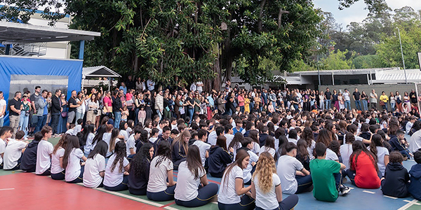 alunos sentados na quadra 