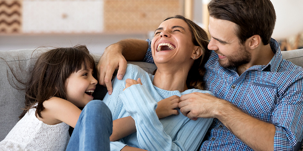 Família sorri e Colégio João Paulo I fala dos benefícios da diversão em família para o desenvolvimento de crianças e adolescentes