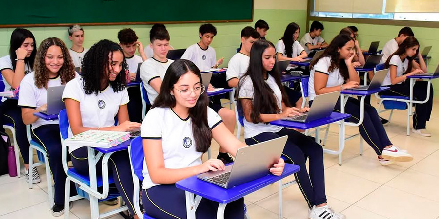 alunos fazendo simulados 