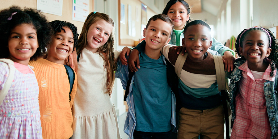 Amigos abraçados na escola