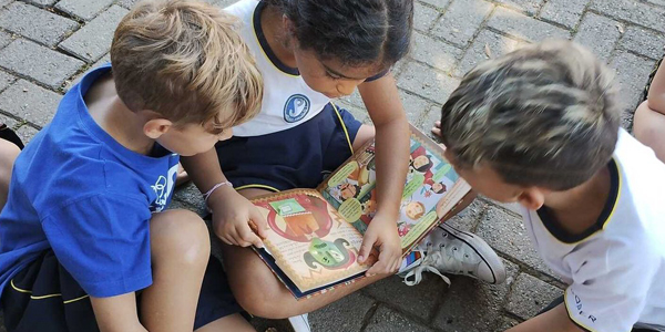 Crianças fazem atividades de leitura no Colégio João Paulo I