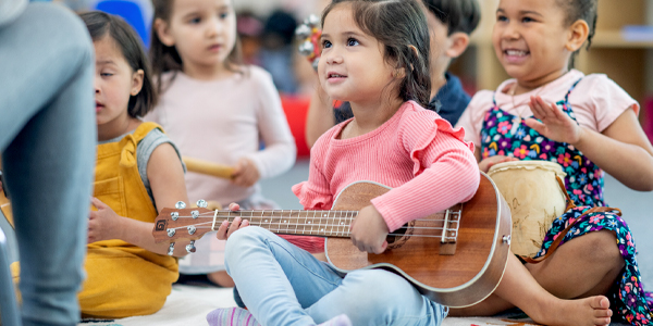 menina tocando cavaquinho 