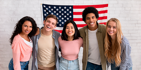 jovens de braços dados sorrindo