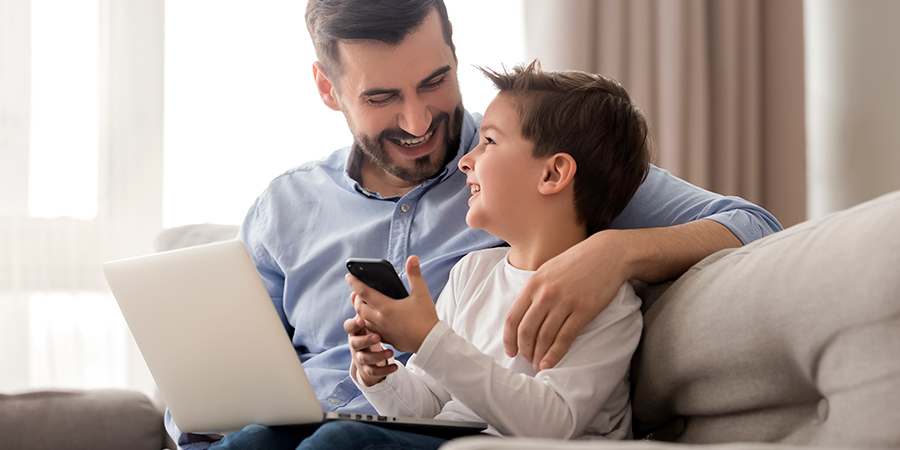 filho e pai conversando vendo celular 