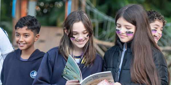 Alunos do Colégio João Paulo I estão lendo um livro do projeto Expedição Literária, que incentiva o hábito da leitura pela interatividade