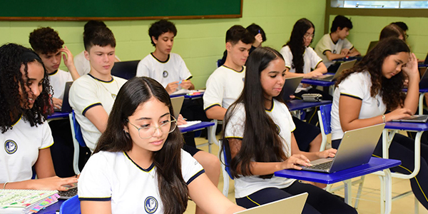 alunos em sala de aula 