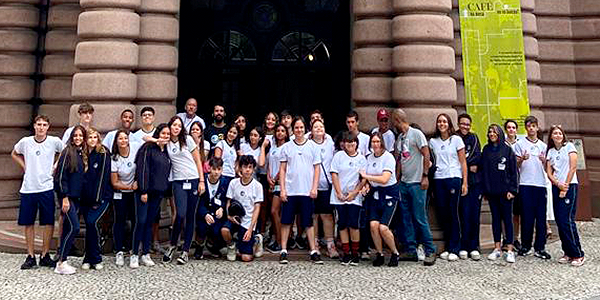 Alunos do Colégio João Paulo I posam em passeio a Salesópolis(SP) em uma visita educativa. 