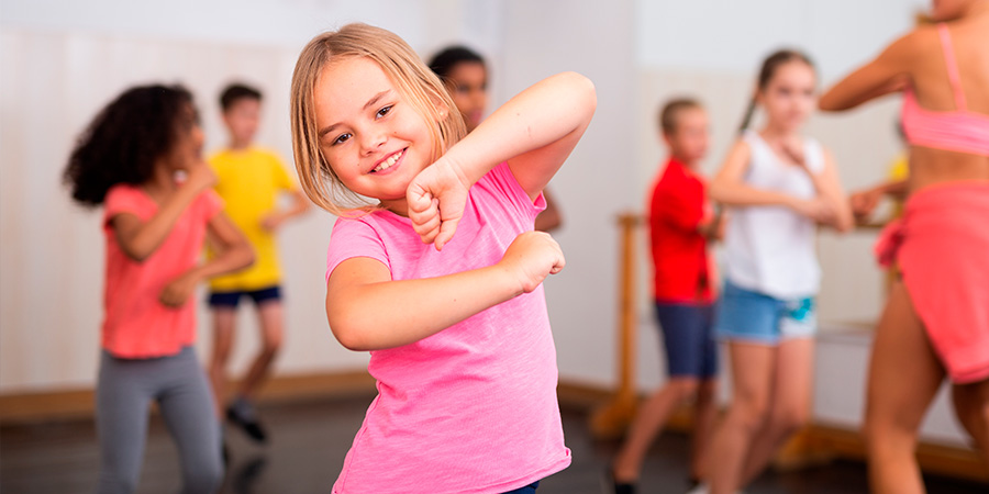 importância da dança e na foto menina está dançando 