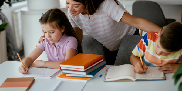 Alunos se desenvolvem escrevendo letra cursiva 