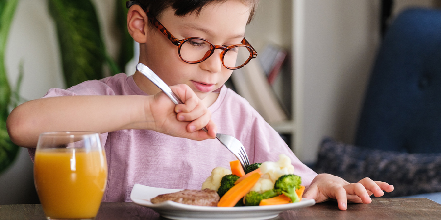 criança com alimentação saudável e imunidade. 