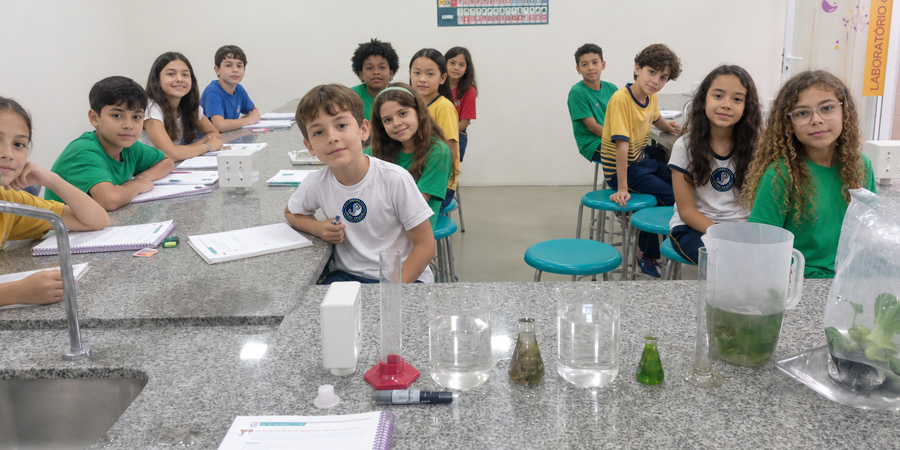 alunos em aula no laboratório exercitando a memória e o aprendizado 