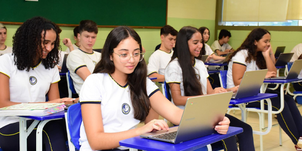 Alunos estudam com base na tecnologia do Colégio João Paulo I. 