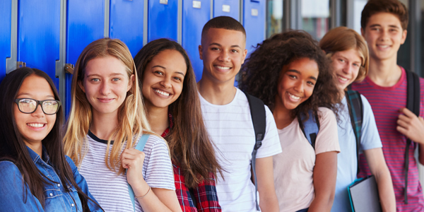 Alunos do Colégio João Paulo I posando juntos e escola explora as inteligências múltiplas de cada um. 